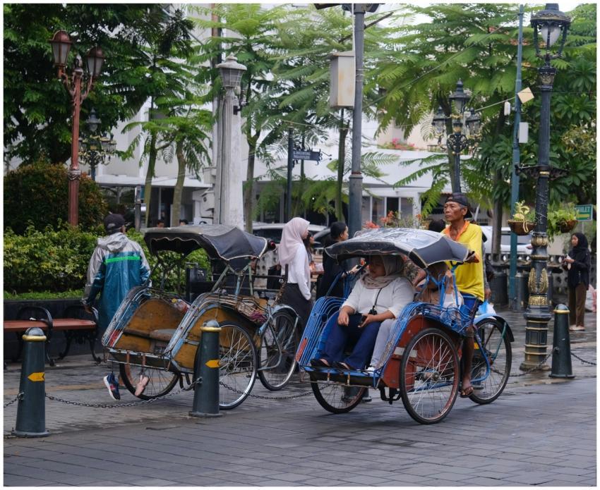 Colorful Rickshaw Scene Bustling