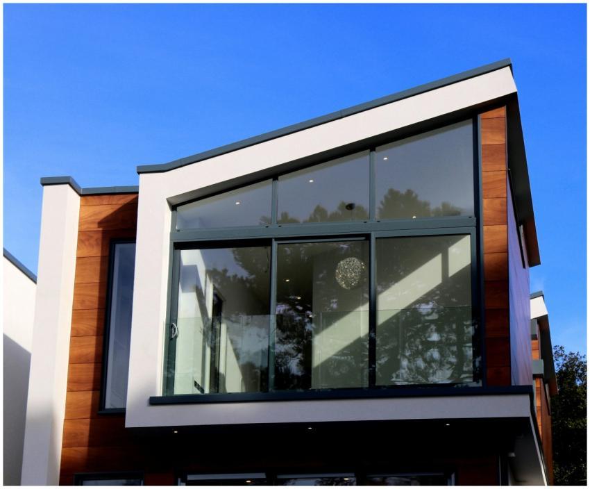 Contemporary house in Poole, UK featuring a sleek