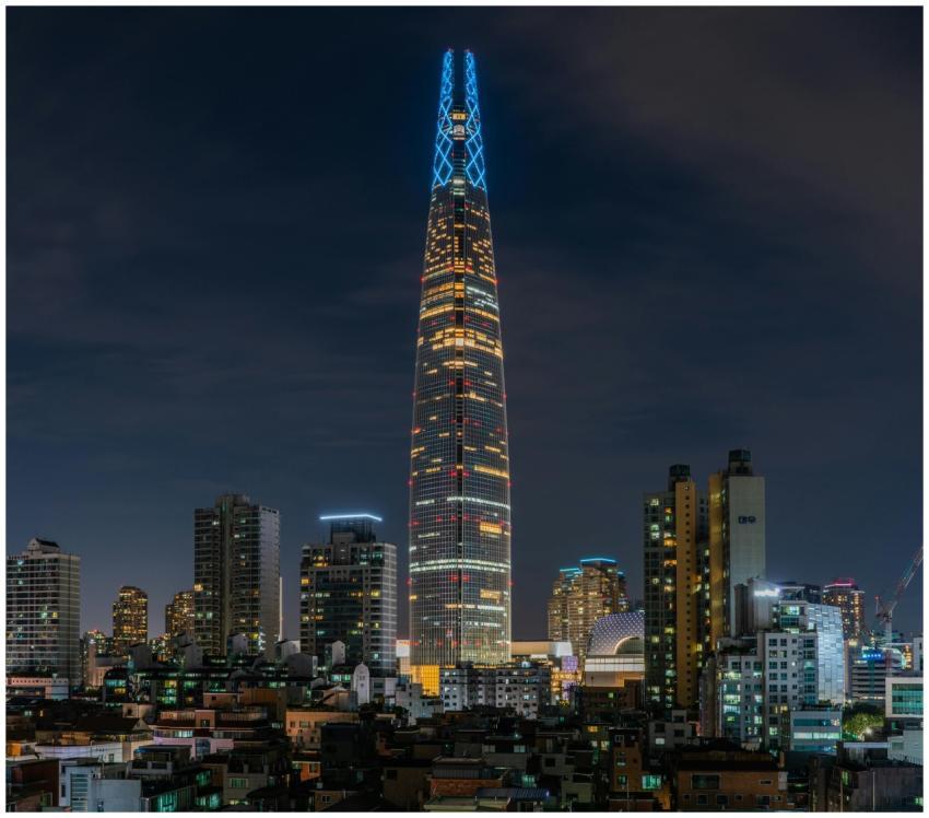 Stunning view of Lotte World Tower lighting up the