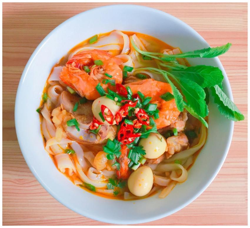 A vibrant bowl of Vietnamese noodle soup with shri