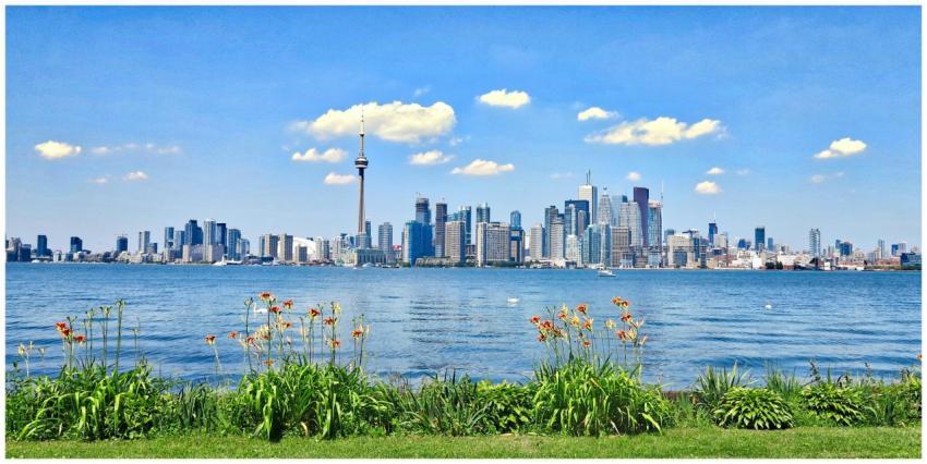 Scenic view of Toronto skyline with CN Tower again