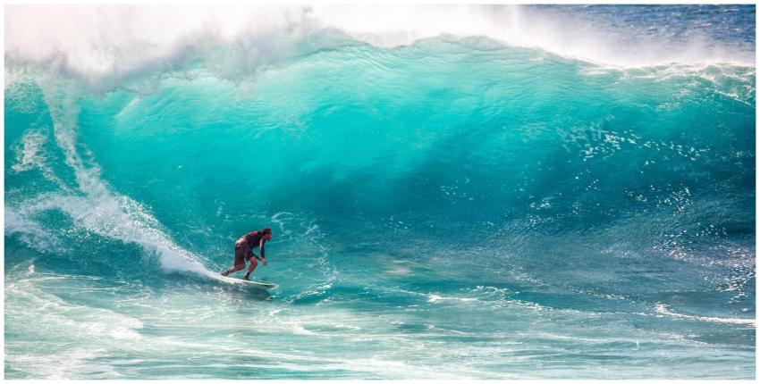 Thrilling surfing on massive turquoise waves, capt