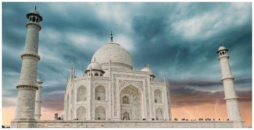 Panoramic view of the iconic Taj Mahal during twil