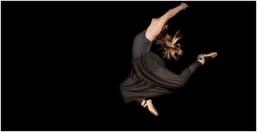 Dynamic capture of a ballerina performing a striki