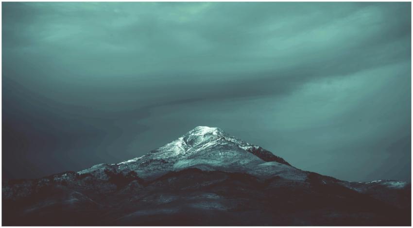 A dramatic snow-capped mountain peak in Algeria se
