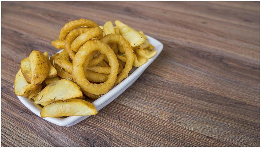 A delicious serving of crispy onion rings and pota
