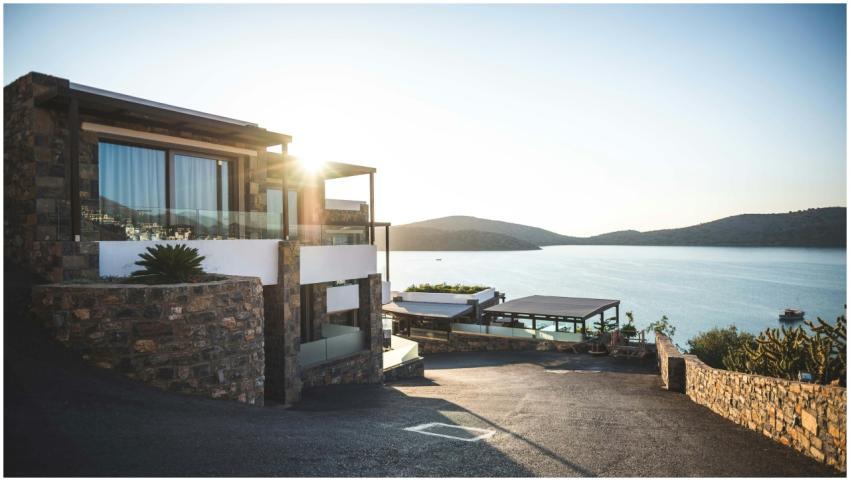 Elegant modern house by the lake with stunning sun