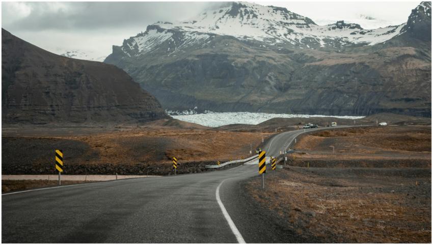 Picturesque road through Vík í Mýrdal with stunnin