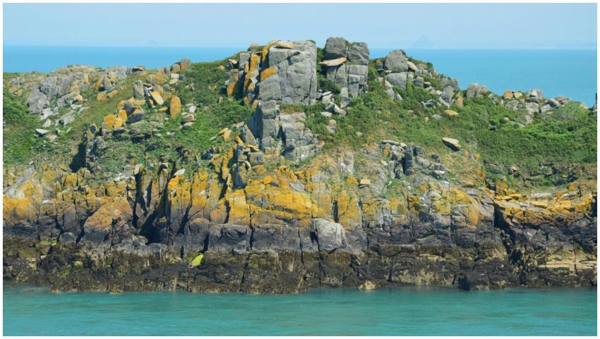 A scenic rocky coastline in Cancale, Bretagne, Fra