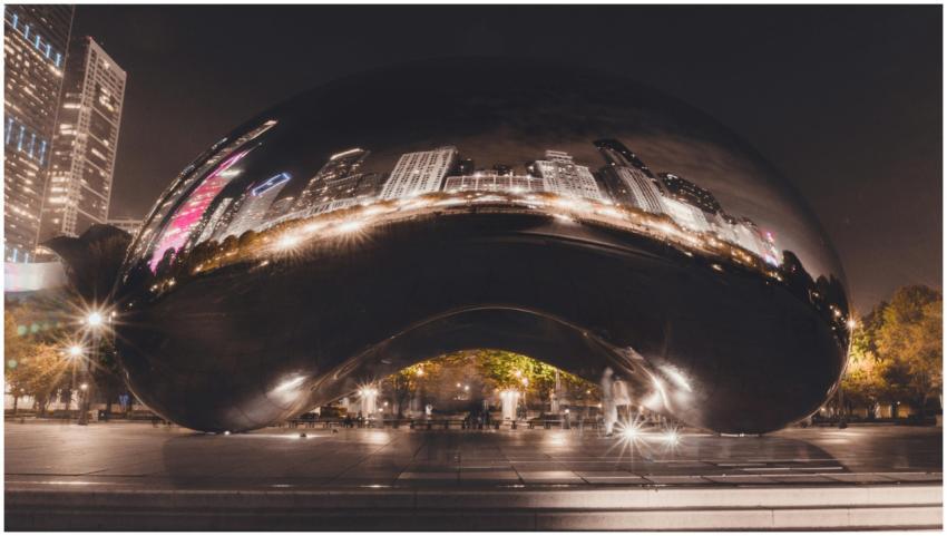 Chicago's iconic Cloud Gate sculpture reflecting a