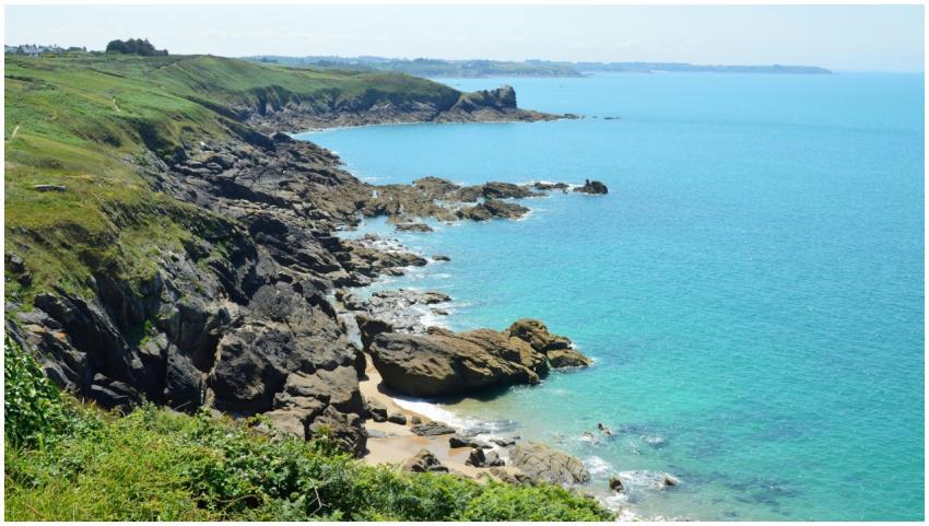 A breathtaking view of the rocky cliffs and turquo