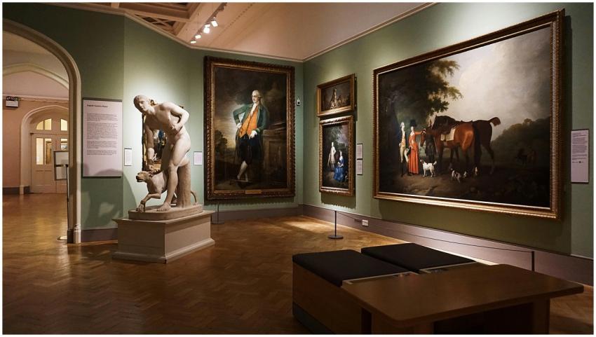 An elegant art gallery room featuring classical pa