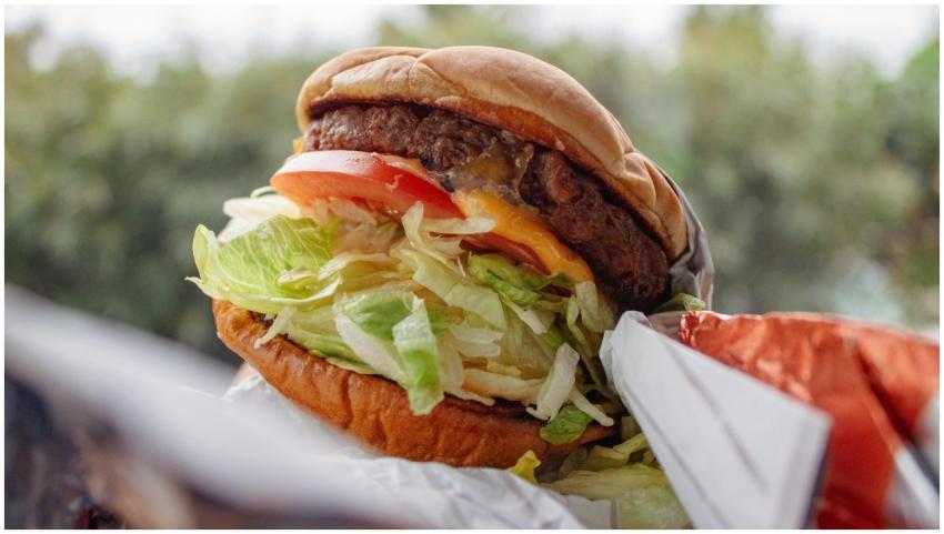 Appetizing close-up of a cheeseburger with fresh l