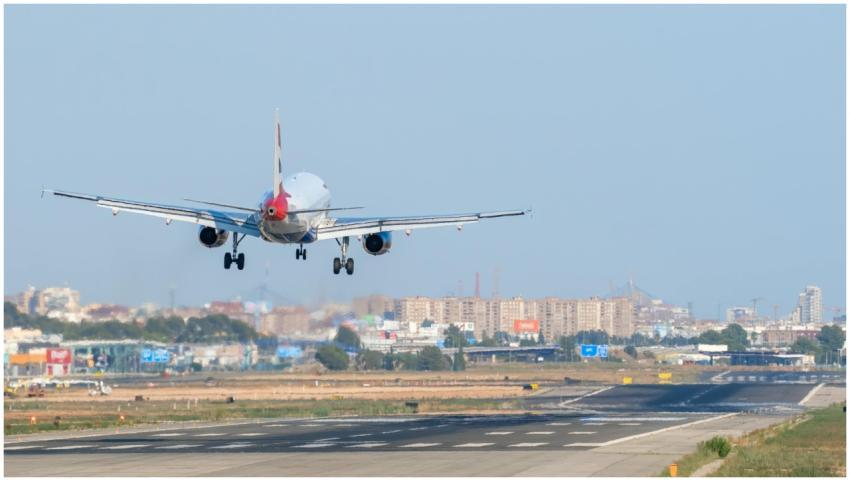 British Airways Airbus A320 landing at Valencia's