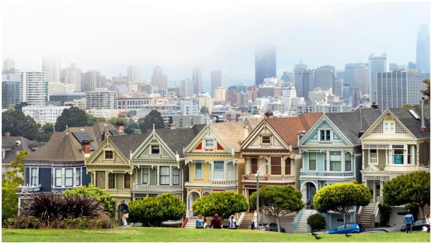 Iconic view of Painted Ladies with San Francisco s