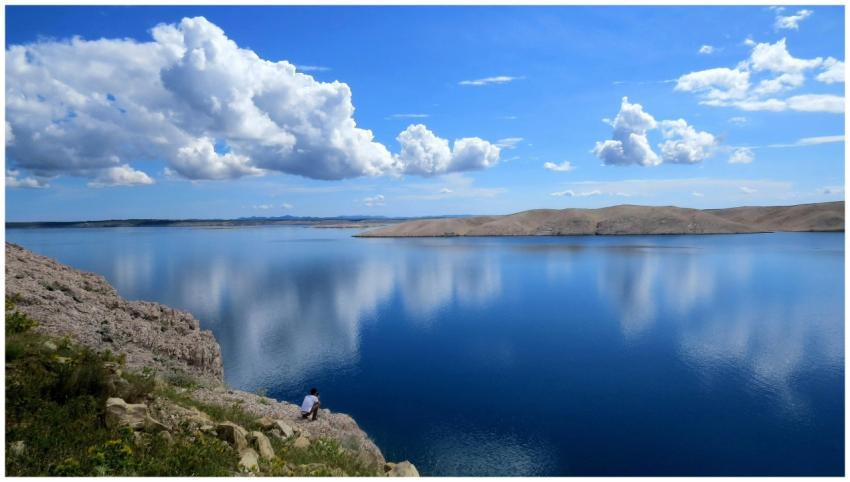Peaceful seascape with reflective ocean and expans