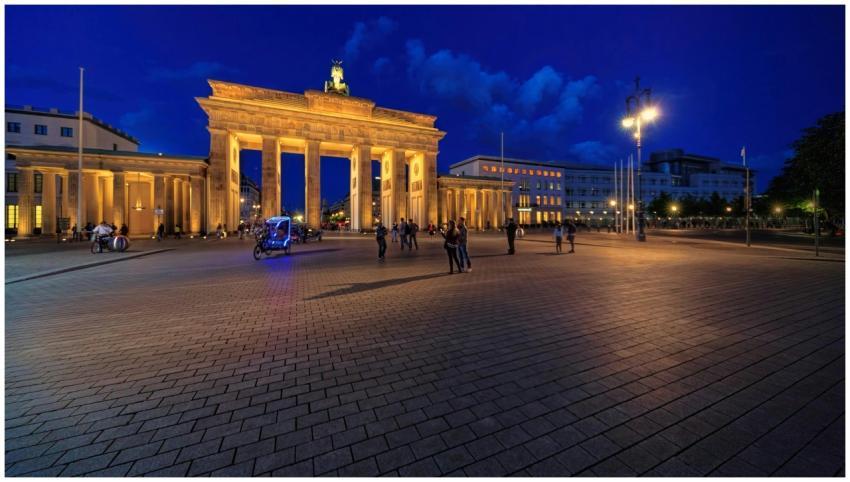 Stunning night view of Berlin's Brandenburg Gate l