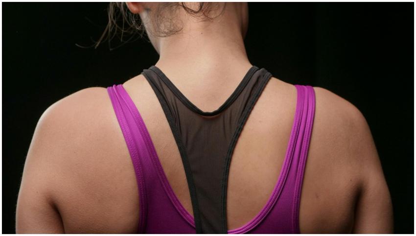 Close-up of a woman in activewear from the back, w