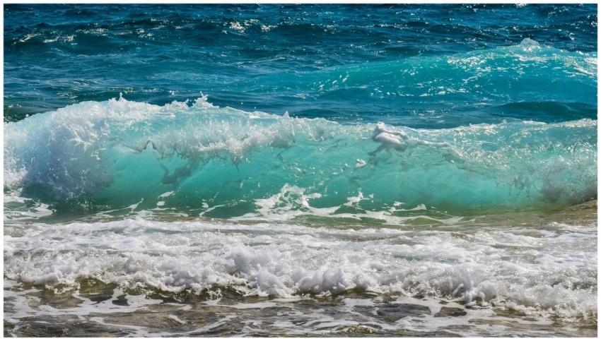 Captivating turquoise ocean waves crashing onto a