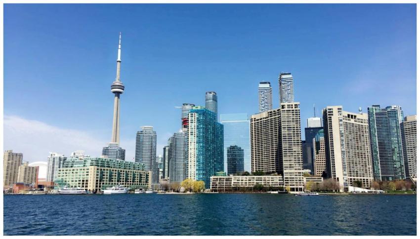 Spectacular view of Toronto's skyline and the CN T
