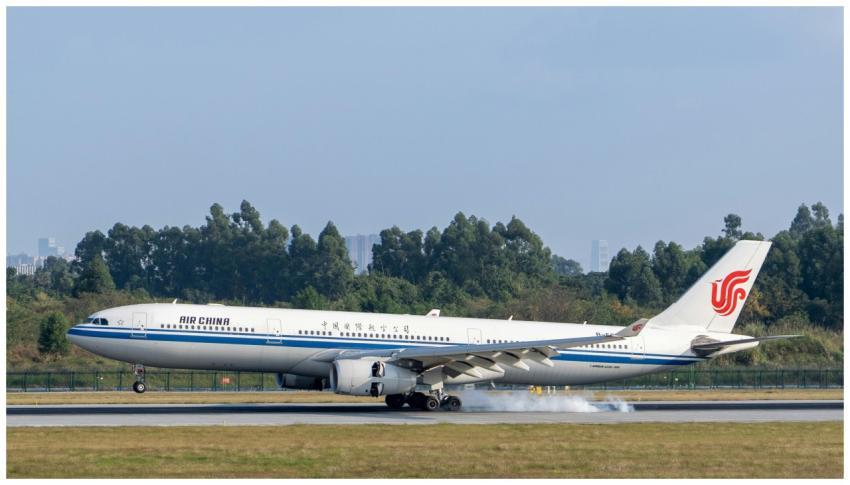 Air China Airbus A330-300 landing with smoke on ru