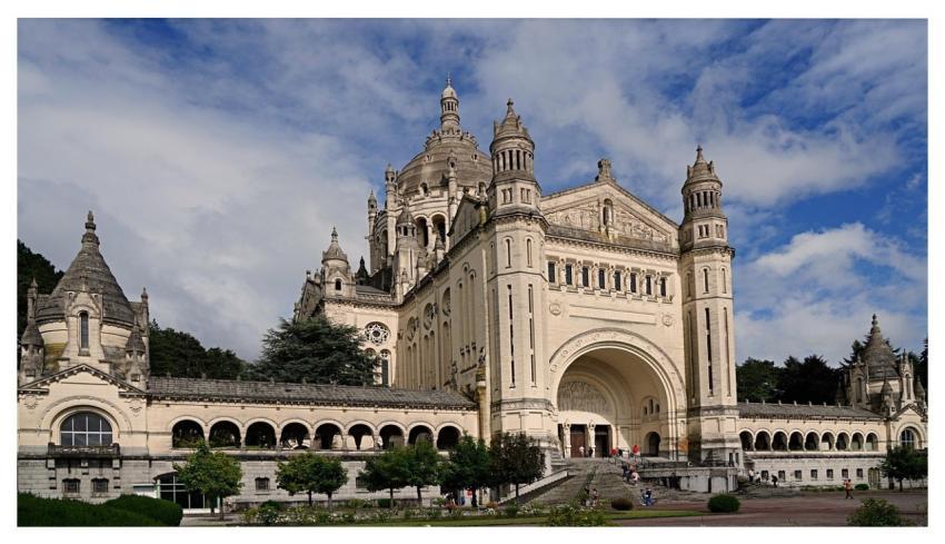 Church Basilica Cathedral Wallpaper 4K