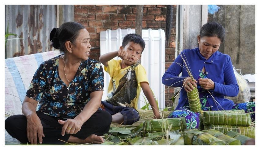 Women Village Farm Rice