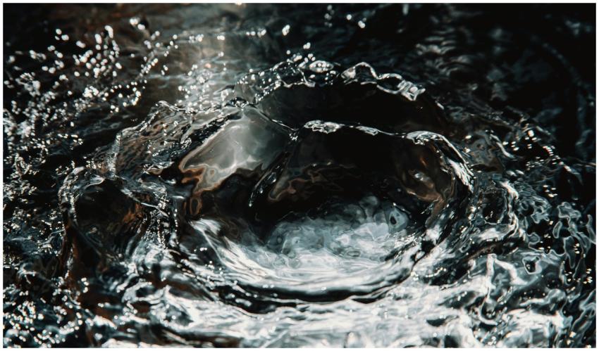 Captivating image of a water splash with dynamic l