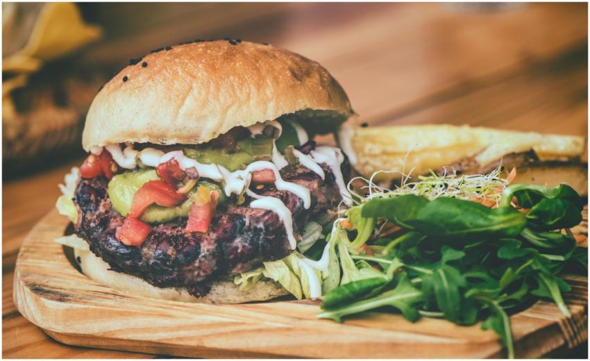 Delicious cheeseburger with fresh toppings and sid