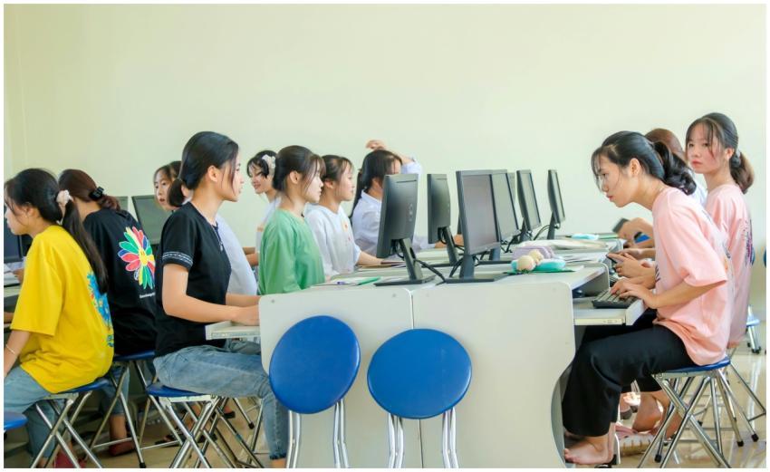 Students in a computer lab working together on com
