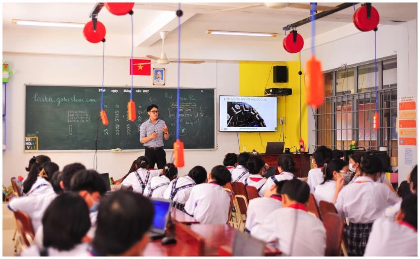 Teacher conducts an interactive lesson in a vibran
