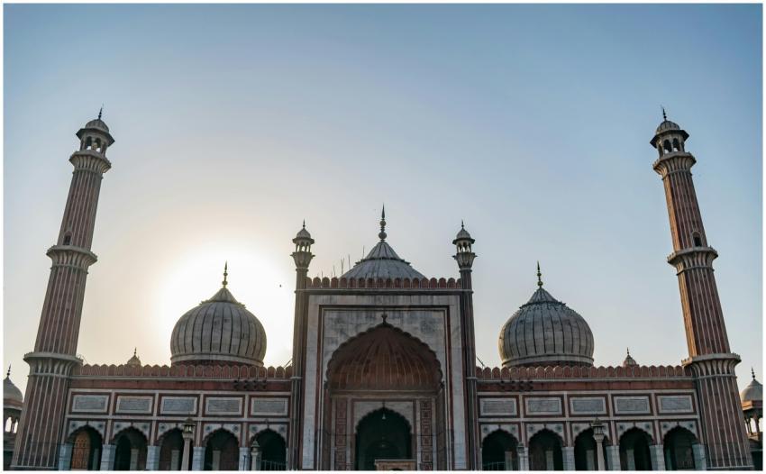 Stunning view of Jama Masjid in New Delhi silhouet