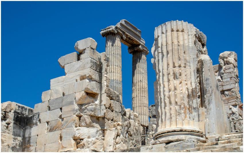 Explore ancient Greek architectural ruins with mas