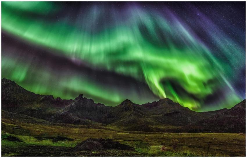 Stunning green Aurora Borealis lighting up the nig