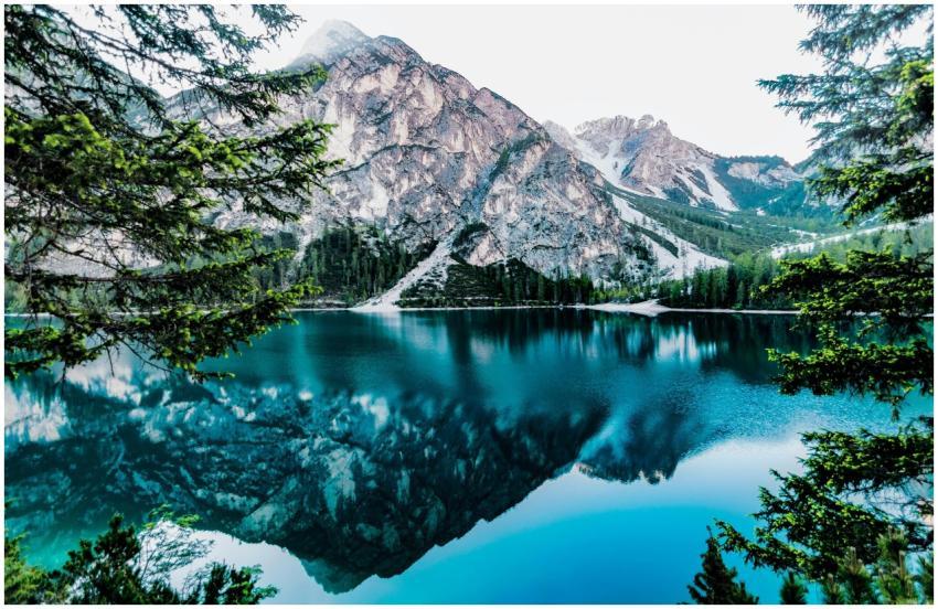 Serene mountain lake with stunning reflections in