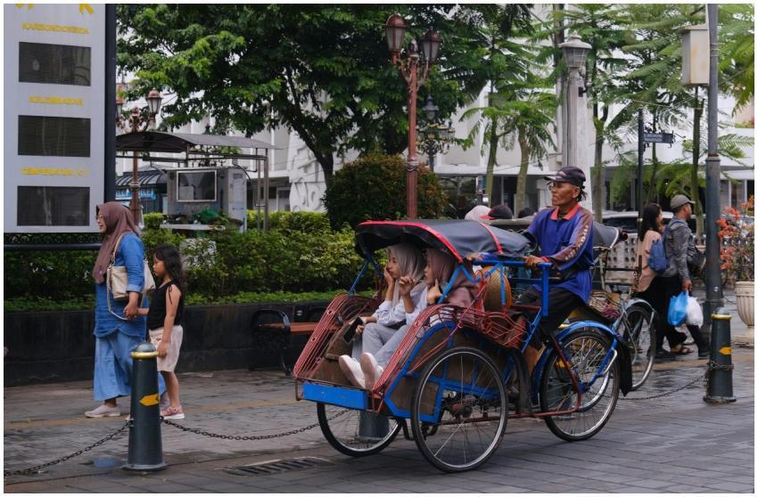 Street Scene Rickshaw Pedestrians
