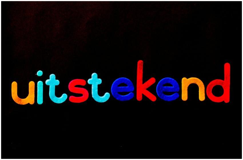 Vibrant 'uitstekend' lettering with colorful desig