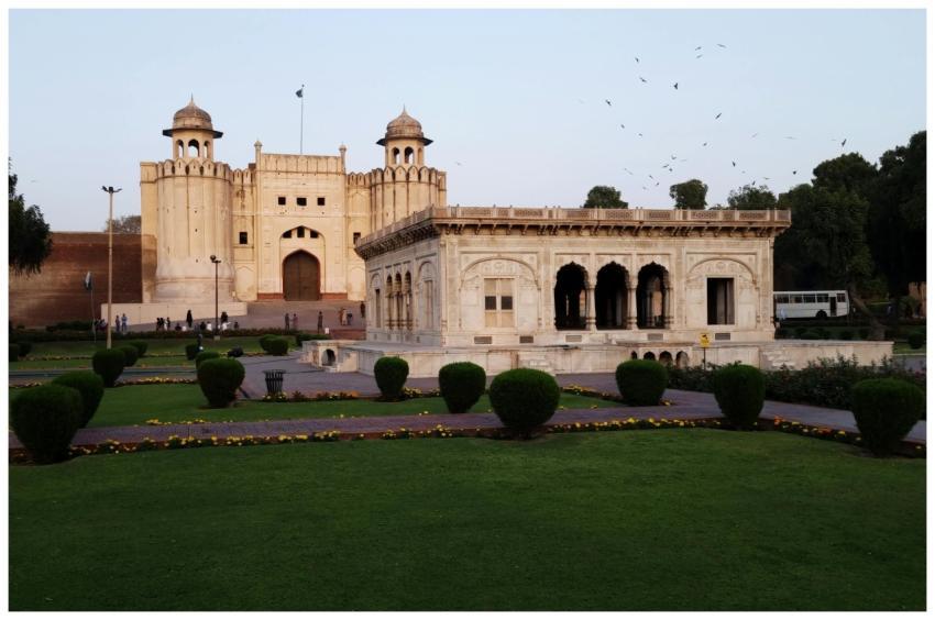Explore the historical beauty of Lahore Fort with