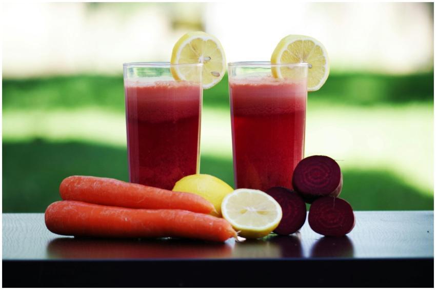 Colorful glasses of beetroot and carrot juice garn
