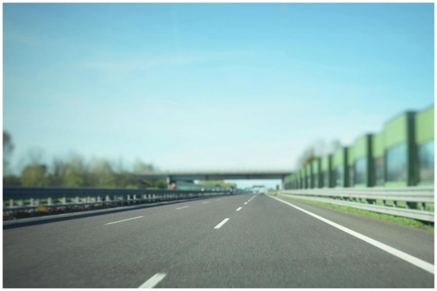 A straight highway stretches into the distance und