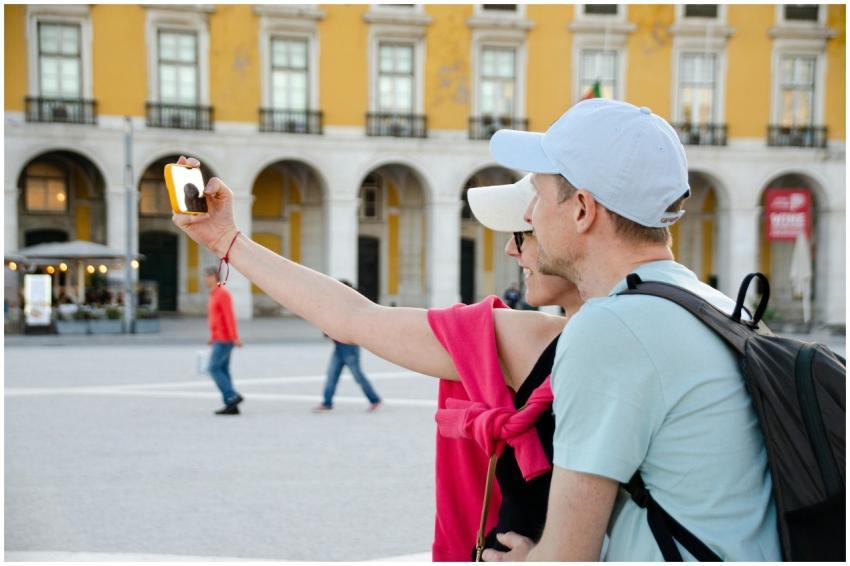A couple takes a selfie in front of the iconic Pra