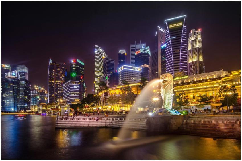 Dazzling view of the Singapore cityscape with Merl