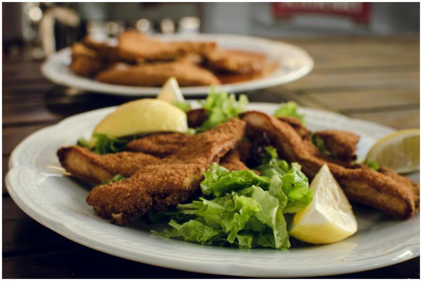 Mouth-watering fried chicken served with lemon wed