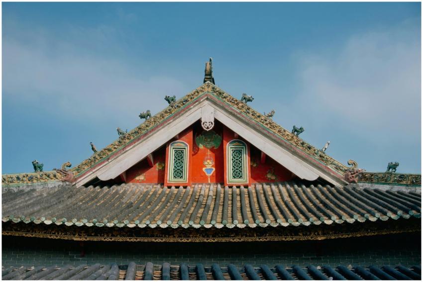 Beautiful traditional Chinese roof with intricate