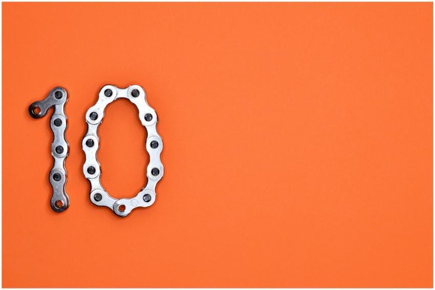Bicycle chain arranged to form the number ten agai