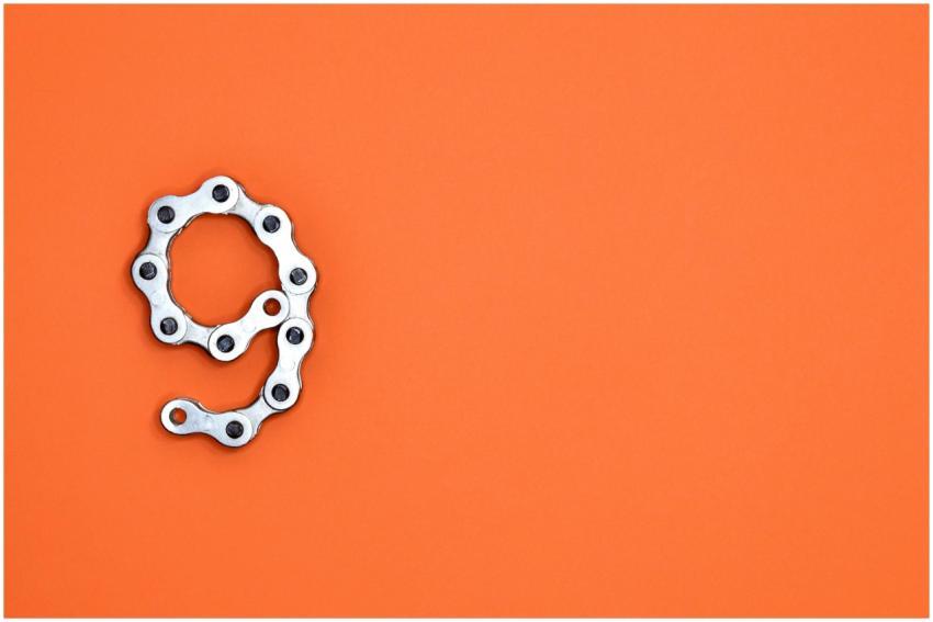 A metal chain shaped like the number nine against
