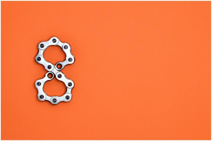 Creative arrangement of bicycle chain links in the