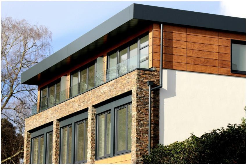 Contemporary house in Poole featuring a striking m