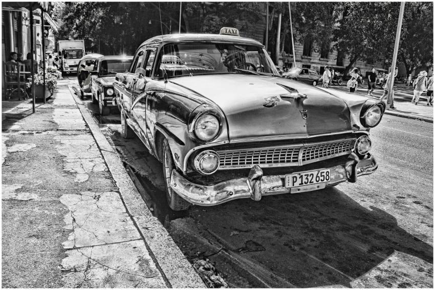 Black and white photo of a classic taxi in Havana,