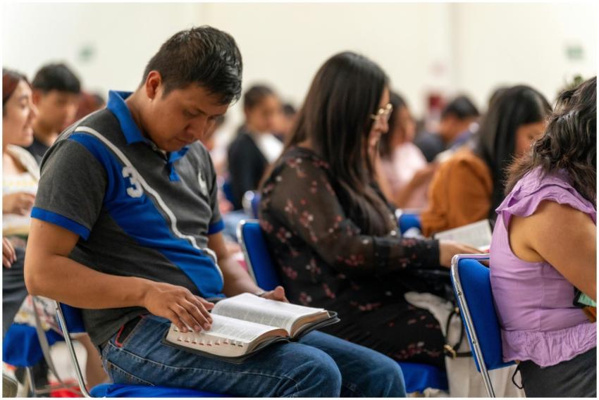 People reading books during a gathering in Ciudad